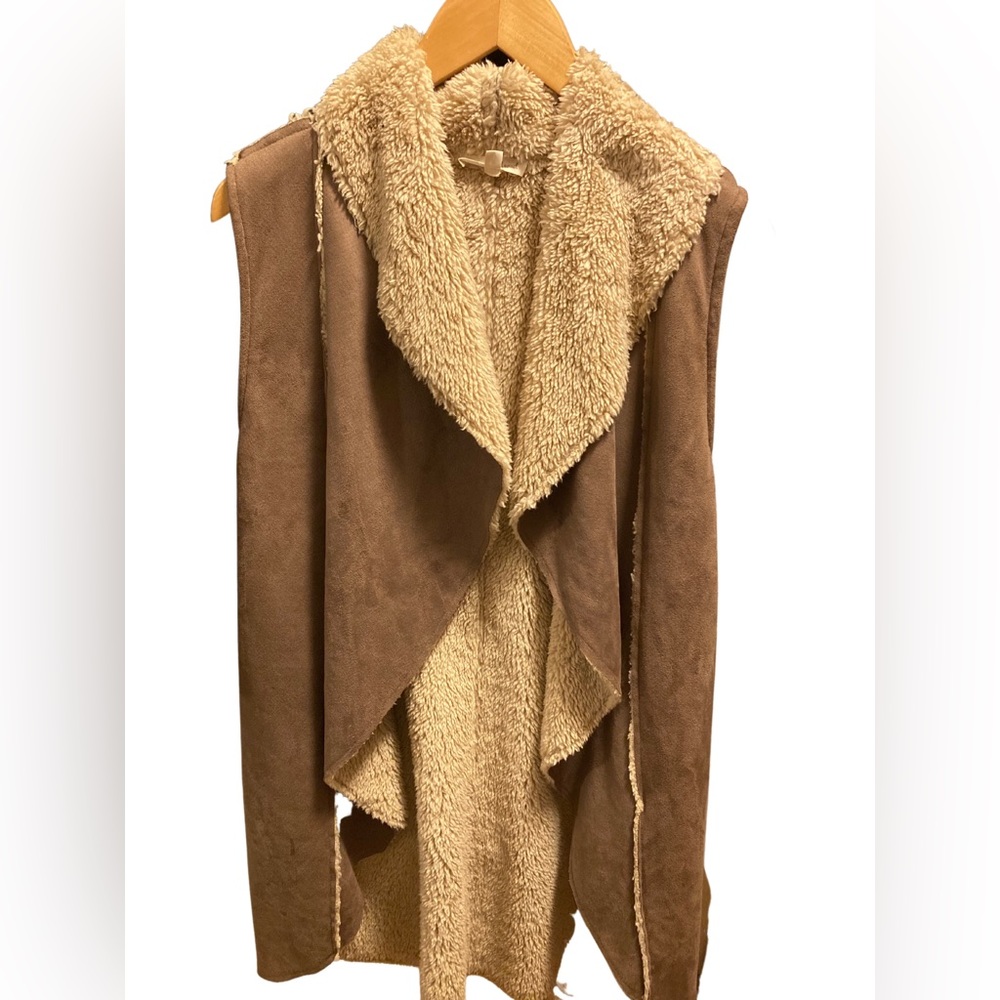 HEM & THREAD VEST WITH FUR